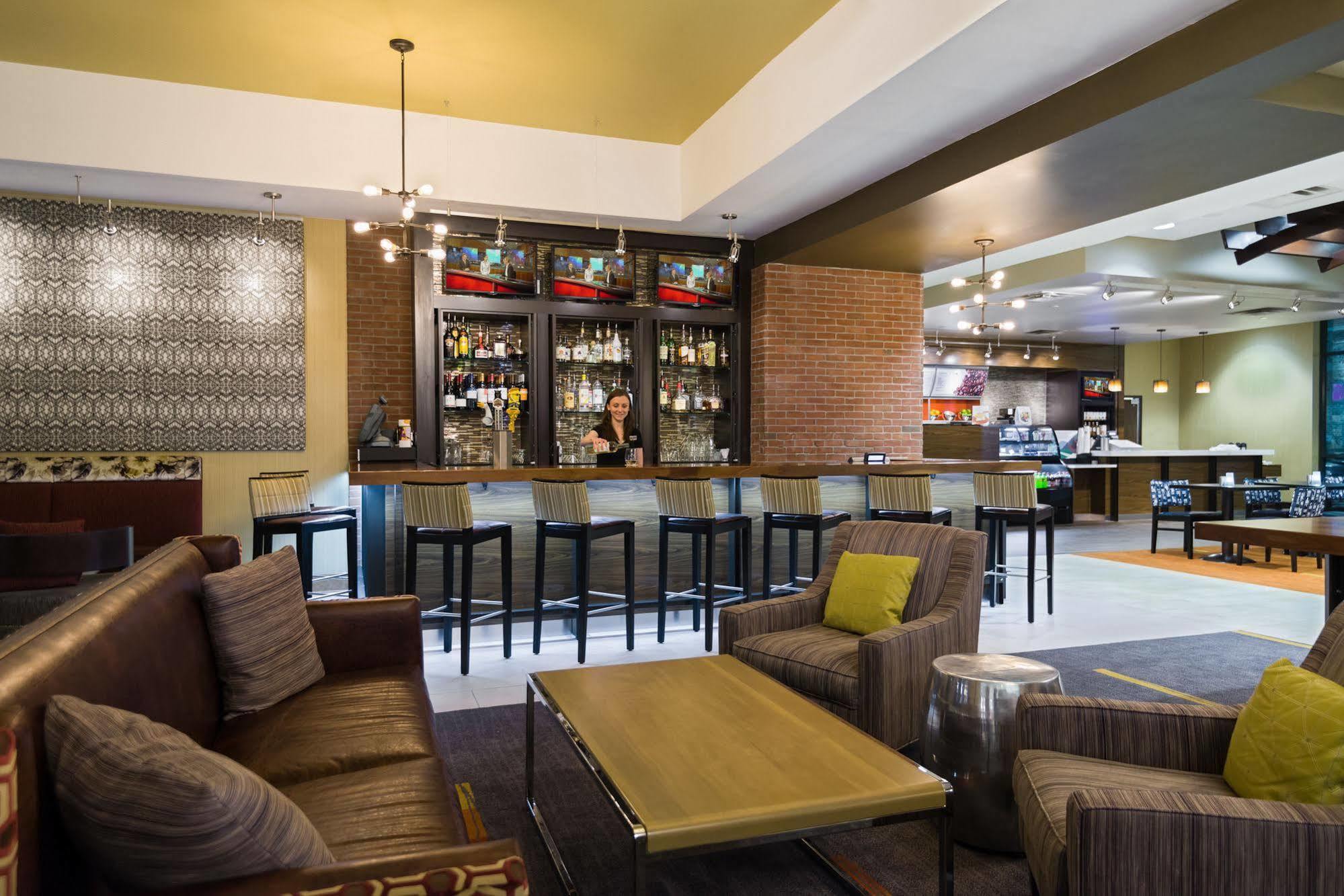 Courtyard By Marriott Little Rock Downtown Hotel Екстериор снимка